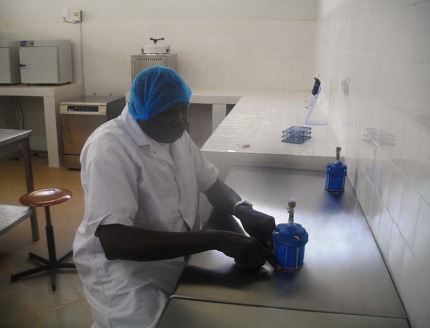 Le père Charles Kusika en pleine manipulation dans son laboratoire 