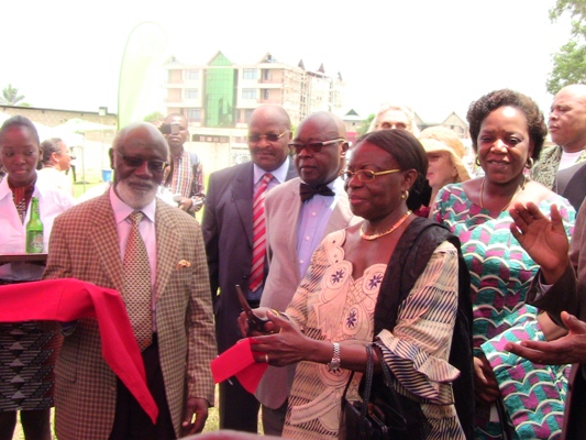 La coupure du ruban symbolique de l’entrée de l’exposition par la ministre du Portefeuille, Louise Munga 