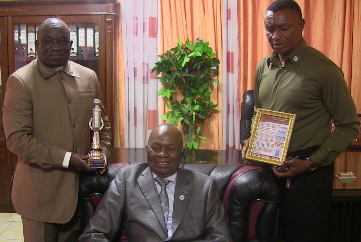 l’apôtre Médard Shama et Jean Tshitadi, encadrant  l’ingénieur Martin Ekanda.