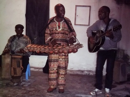 Deb’s, Vico (guitare) et Willy Kotida (percussion)