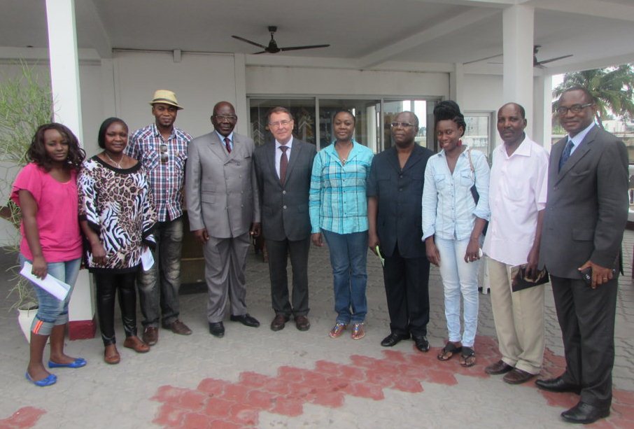 Photo de famille à l’issue de la visite à la galerie-musée du Bassin du Congo ©Adiac