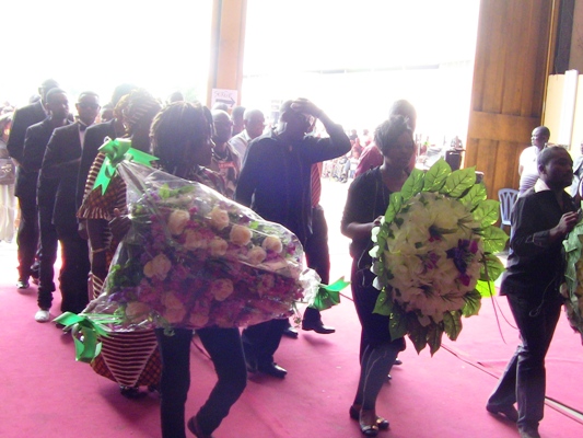 L’entrée en procession des artistes avec leurs couronnes mortuaires