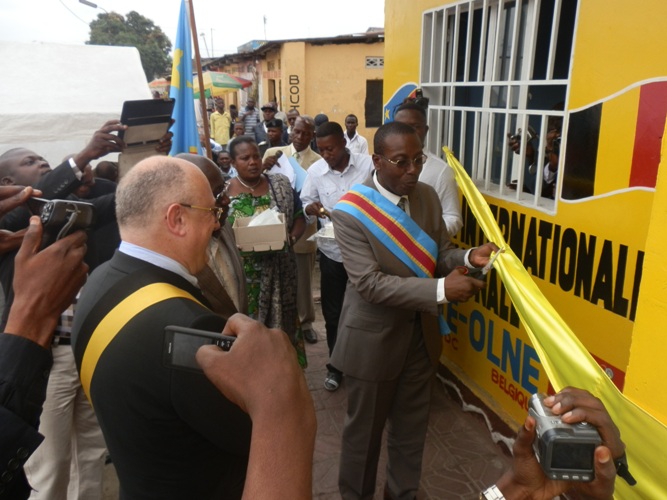 coupure du ruban symbolique par le bourgmestre Bayllon Gaibene, en présence de l'échevin Francis Elias et du ministre provincial Guy Matondo/Photo LDB.