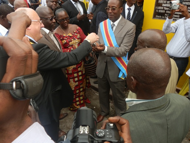 le champagne, pour célébrer l'inauguration du bureau de quartier Sankuru, à Matete/Photo LDB.