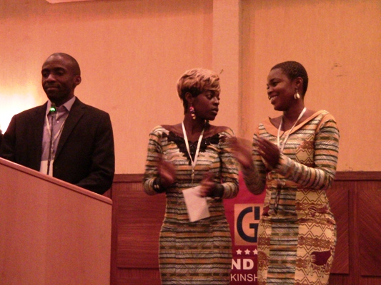 Nimo Ndondoboni en pleine allocution avec Christelle et Renate Wembo d’Anankoy Pictures 