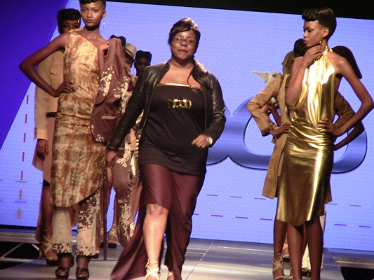 Marie Omba accompagnant la dernière sortie de ses modèles à la KFW