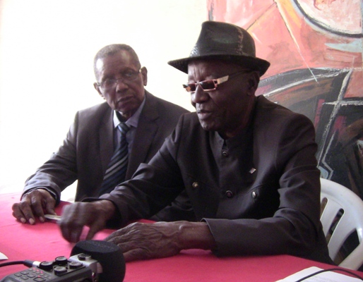 Jeannot Bombenga et l’artiste pluridisciplinaire Pascal Onema au bar Fikisi 