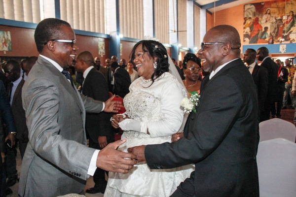 Salutations amicales ponctuées de rires avec le ministre Alain Akouala (Photo Kokolo)