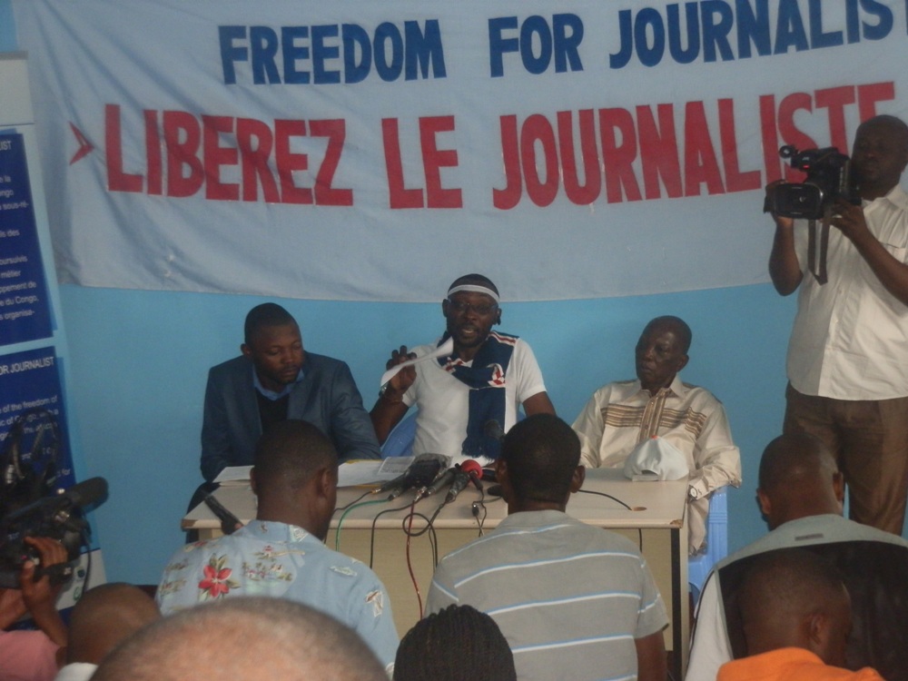 Désiré-Israël entouré de Papy Mbaki et le géniteur de Mike Mukebayi, devant la presse/Photo Adiac.