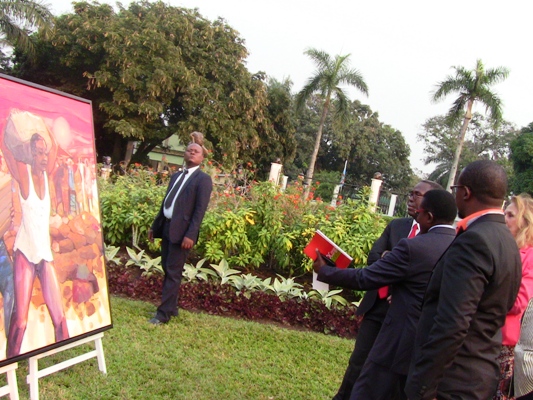 Me Lema commentant Les Dockers à l’intention du premier ministre Mata Ponyo lors du vernissage de Art in the garden le 28 juin dernier