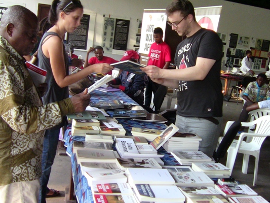 Yvon Lagoutte recevant des visiteurs 