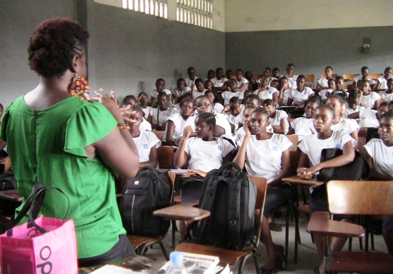 Photo : Bibish Mumbu en conversation avec les élèves de terminale du Lycée Motema Mpiko