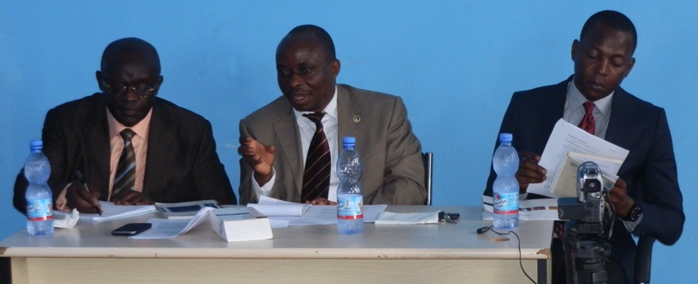 Me Georges Kapiamba, encadré par le Pr. Nyabirungu et Patrick Tshibuyi, de l'unité de sensibilisation de la CPI en RDC/Photo Adiac