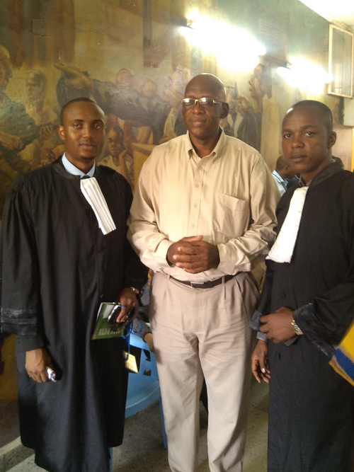 Christopher Ngoy, encadré par ses avocats/LDB