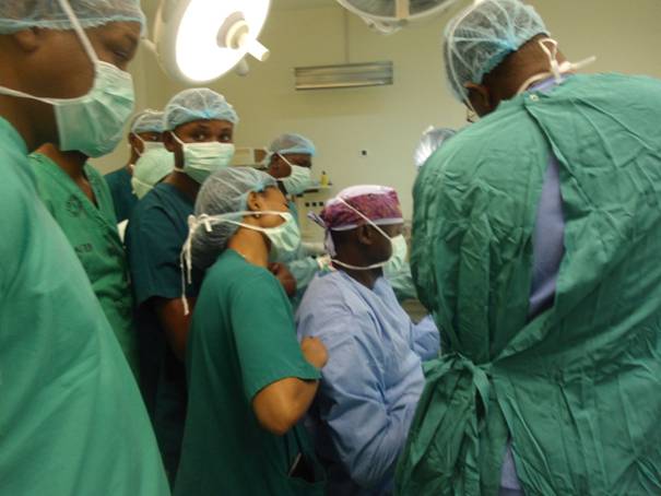 des médecins, dans la salle d'opération de l'HBMM/Photo Richard Miamy