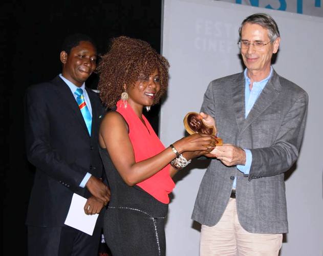 Carolle Maloba recevant le prix des mains d’Antoine Yvernault