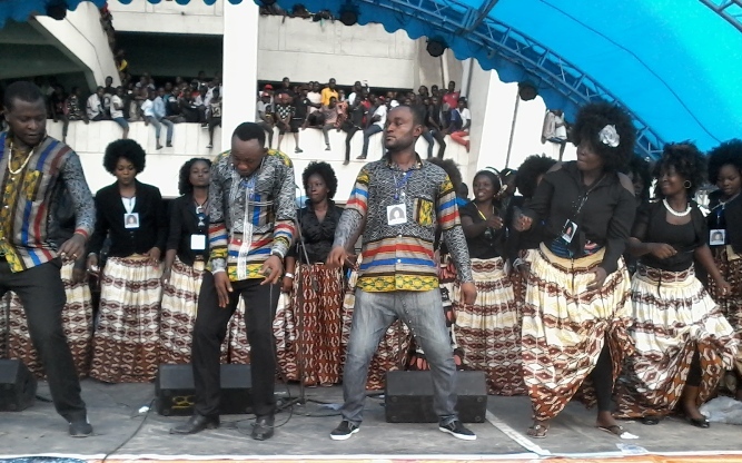 Le groupe Marie Misamu en prestation peu avant la levée du corps