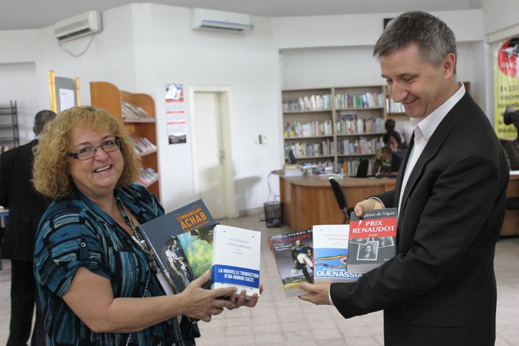 L’Ambassadeure Ginette Martin et le Directeur délégué Christophe Roussin présentant un lot de livres