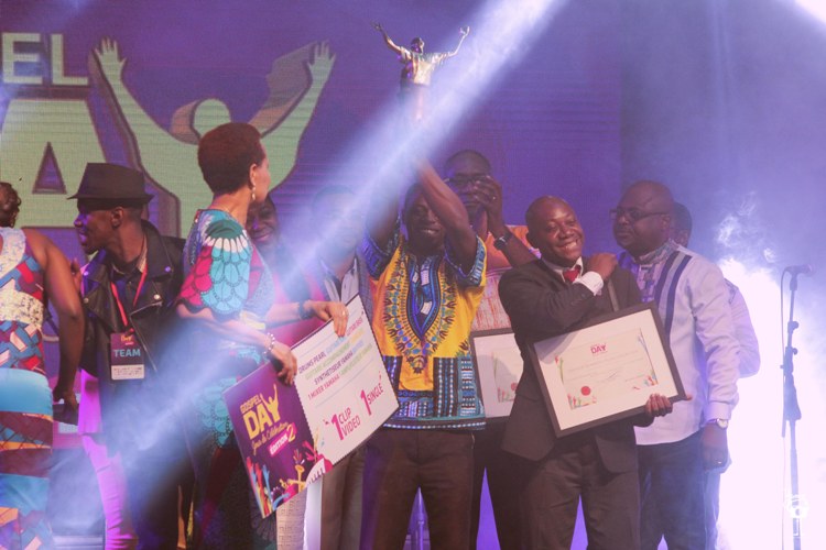 Le chef de chœur de Gospel light brandissant son trophée (Photo Rudy Yaone)