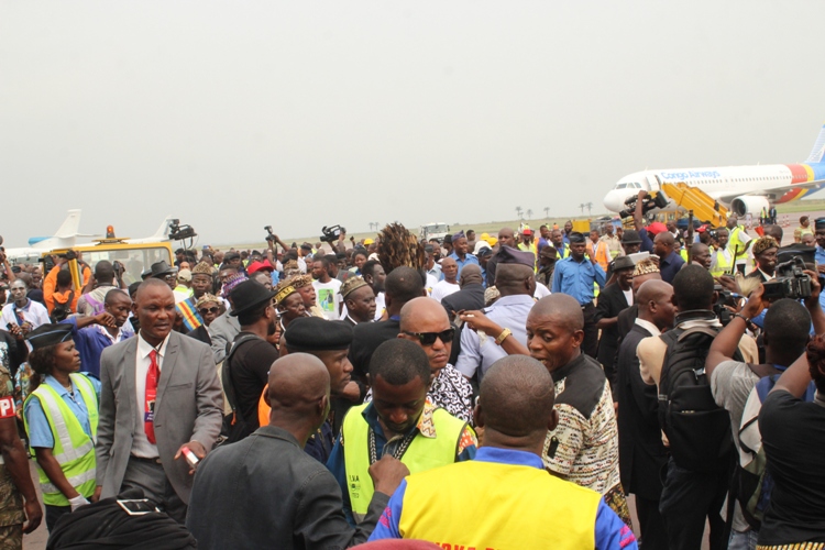 Une vue de la foule assemblée au tarmac pour assister à l’atterrissage de l’avion  