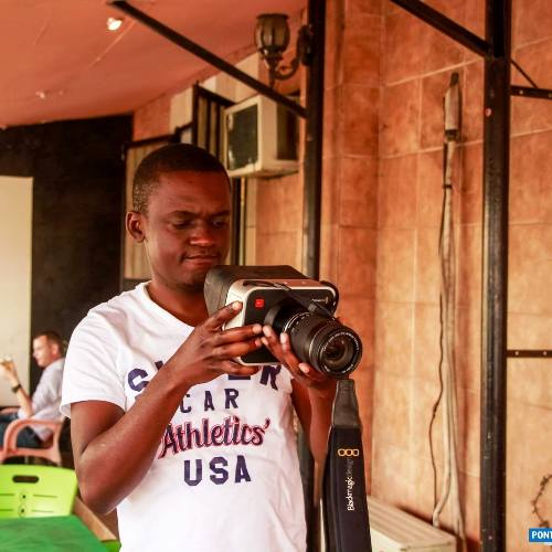 Richi Mbebele en plein tournage de Grave erreur