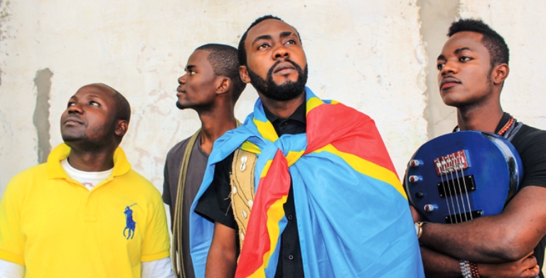 Fred Kabeya avec son groupe en concert à la Halle de la Gombe