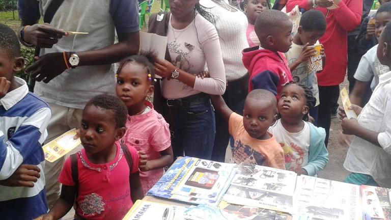 Des enfants entrant de la salle Monalyse peu avant la projection