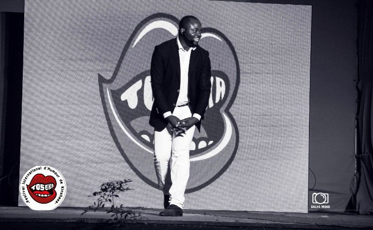 Marco Mbayabu en plein show à l’ouverture des 48 heures du rire 