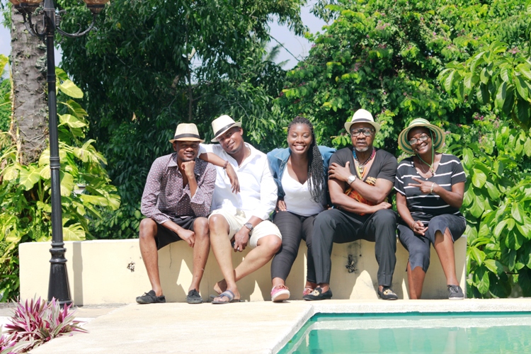 La photo de famille à la fin de la séance de shooting avec Rudy, Sony, Inès, Papa Wemba et Marie-Laure