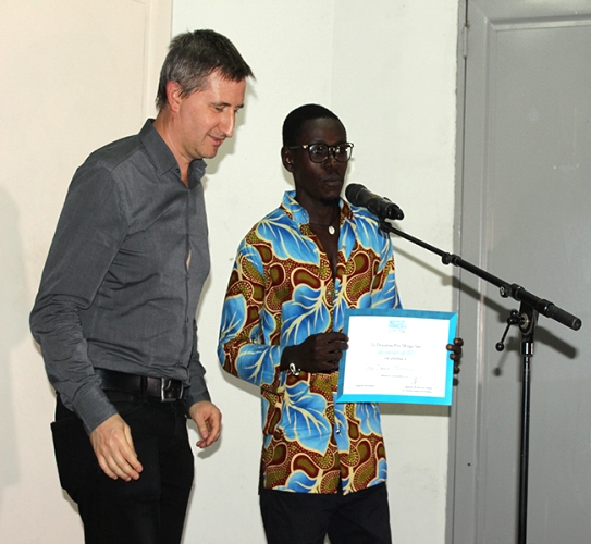 Remise du Prix Mongo Sisé à l’un des lauréats de 2015 par Christophe Roussin (ex-Directeur délégué de la Halle de la Gombe)