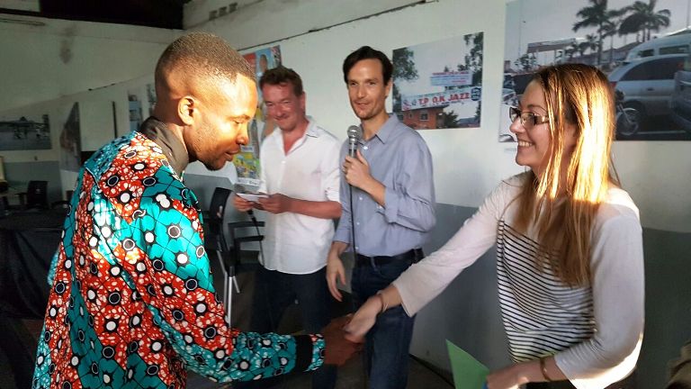  La remise du Prix Mongo Sisé à Cassy Manzanza par Malaurie Carras (coordinatrice culturelle de la Halle de la Gombe)