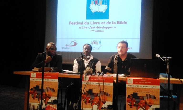 Père Roberto, Sœur Générose et Antoine, orateurs à la conférence de presse 