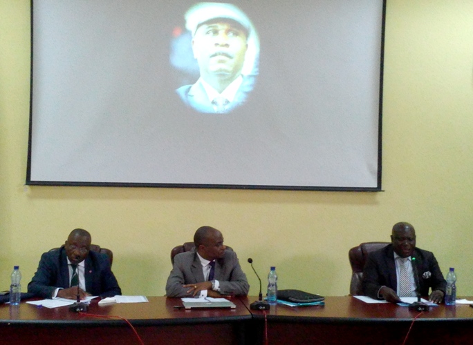 Photo: Mè Georges Kapiamba, encadré par le Prof Jacques Djoli et Jean Pierre Boka/photo Adiac.