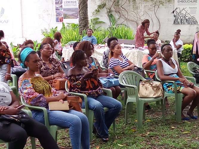 Un aperçu des dames assistant à l’atelier dédié aux soins capillaires