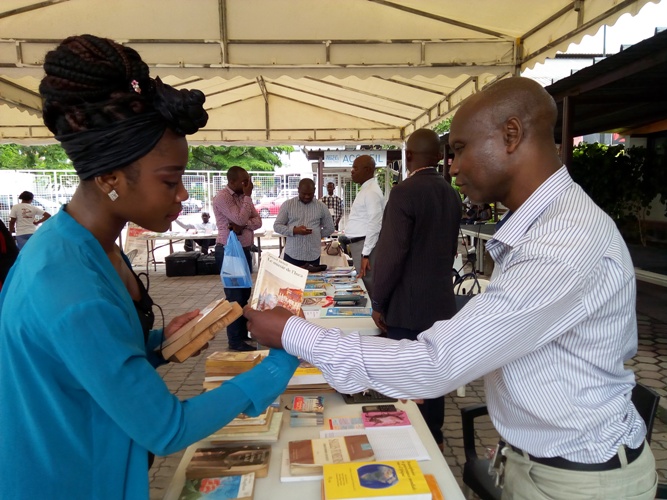 Prisca Manyala et José-Marie Kweti procédant au troc de livres (Adiac)