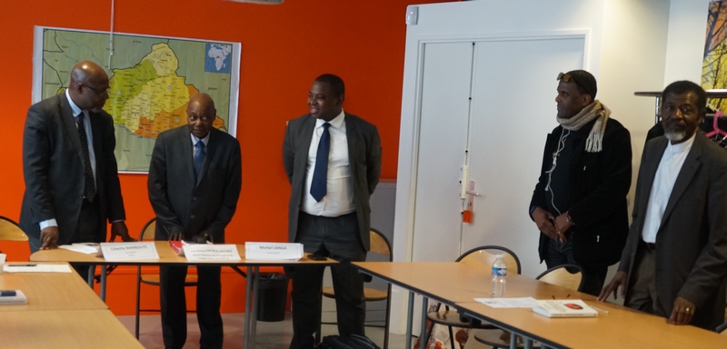 Vue partielle des participants à la conférence-débat organisée par l'ARC avant d'entonner l'hymne national pour clore les travaux du 1er avril à Paris