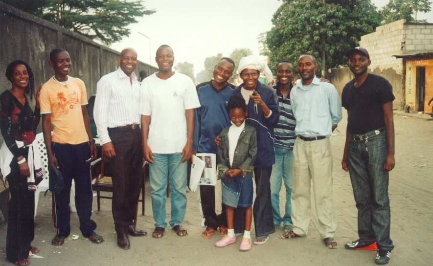 Association Partage après une séance de travail à Bacongo en face de la Paroisse Saint-Pierre Claver