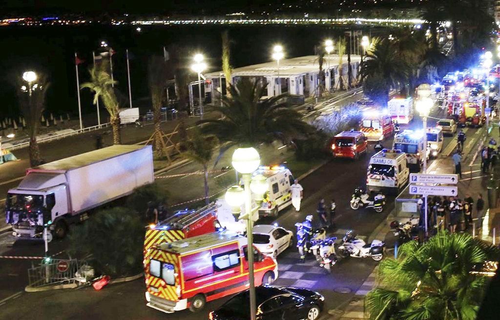 Attentat de Nice avec dans le décor le camion fourgon blanc 