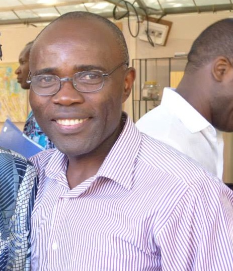 Jean-Claude Awono, poète camerounais, sur le stand Livres et auteurs du Bassin du Congo lors du 32ème Marché de la Poésie à Paris. ©Adiac