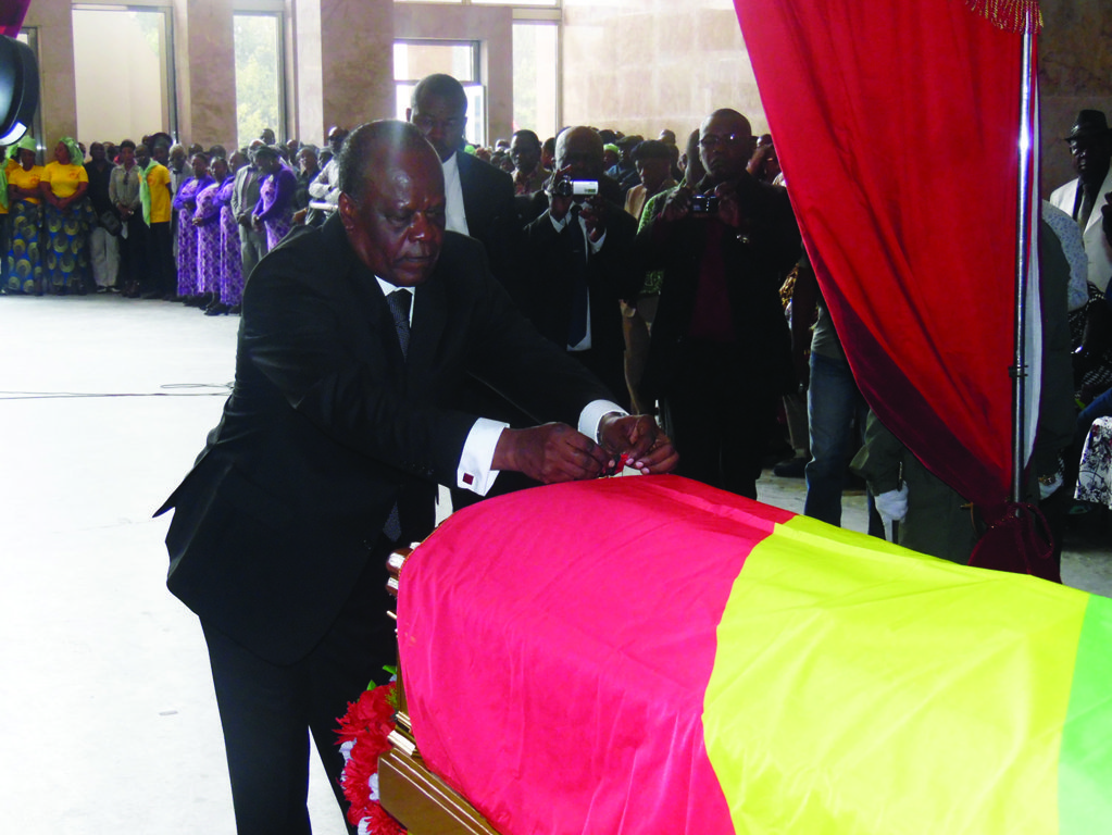 Henri Djombo, ministre de l’agriculture, de l’élevage et de la pêche, décorant Kouka Célia au grade d’officier dans l’ordre du mérite