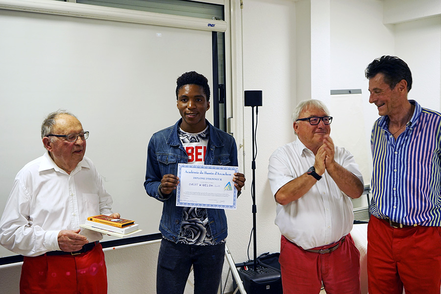 Christ Kibeloh entouré de Denis Blanchard Dignac  et deux autres membres de l'Académie d'Arcachon