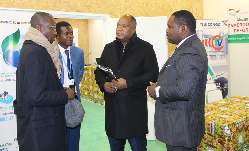 Claude Wilfrid Etoka PDG de la société Eco-Oil Energie SA en visite sur le stand COMIFAC aux côtés de Christian Martial Poos, Yhan Akono et Hamed Ugain Kaya Mikala