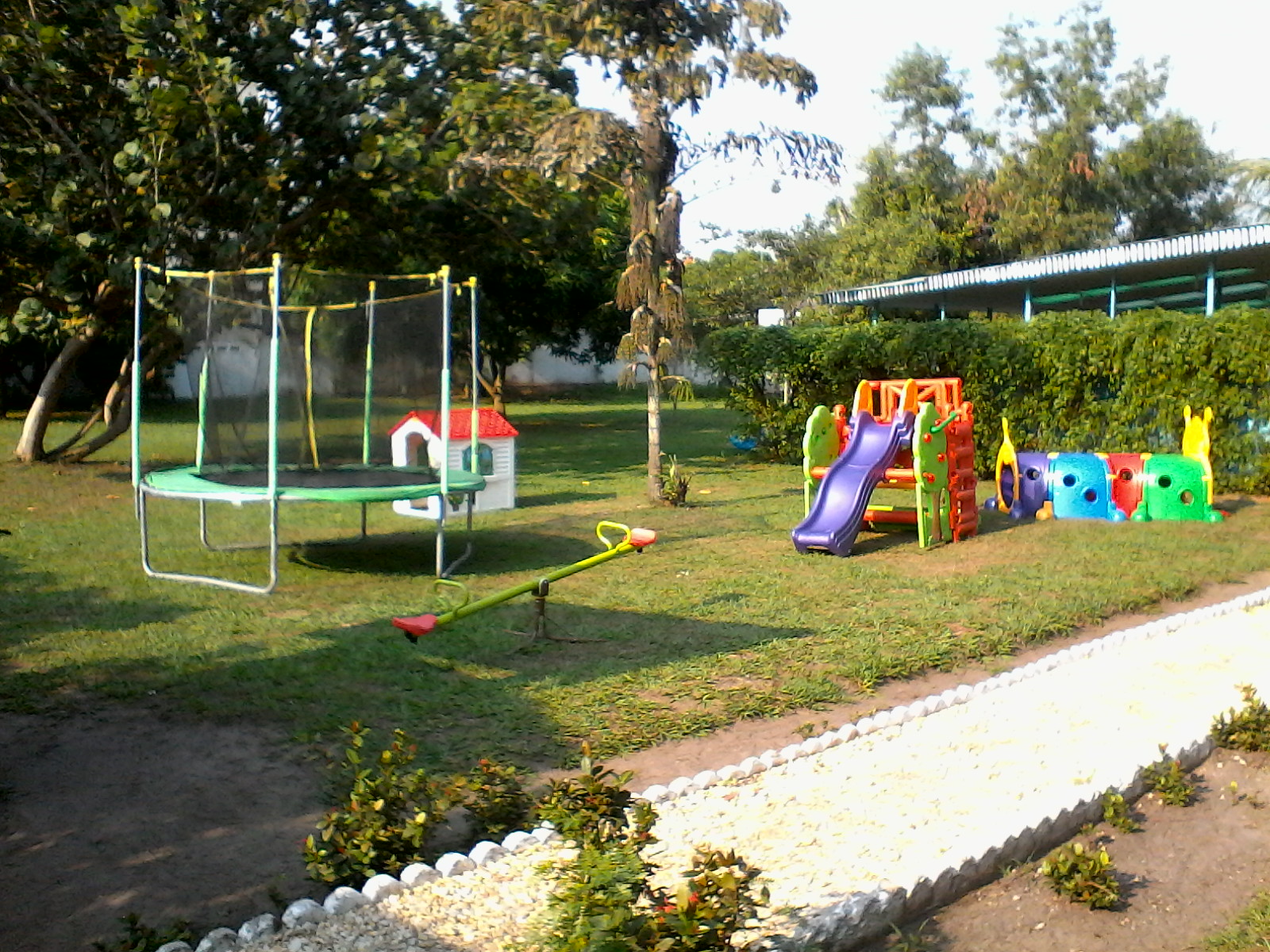 Vue côté jardin du Centre de loisirs "la Maison des Enfants" à Pointe Noire