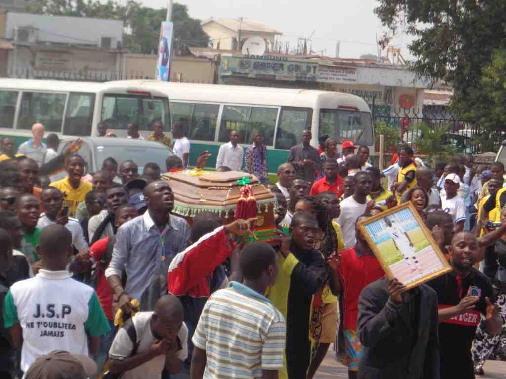 Football : Stévy Belange Épako repose pour l’éternité au cimetière du centre-ville