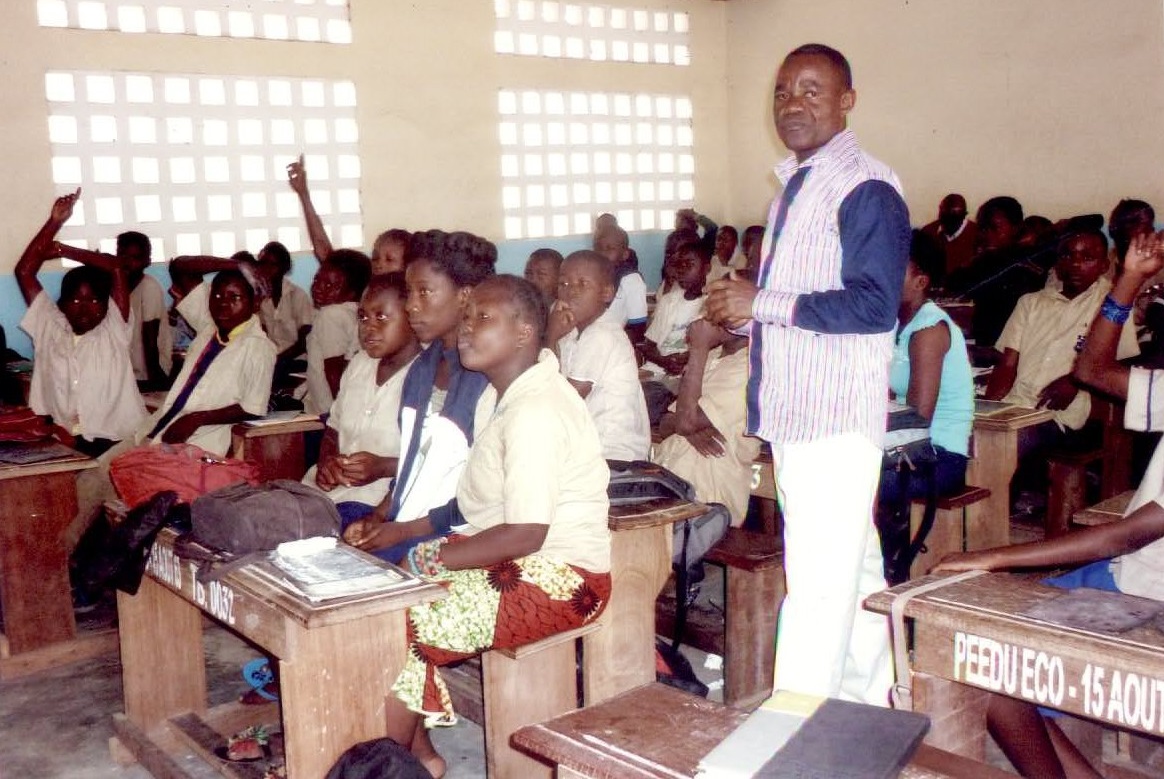 Daniel Oba-Akouélé donne des notions d’instruction civique aux élèves