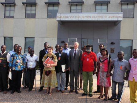 Les récipiendaires et l’ambassadeur (au centre). 