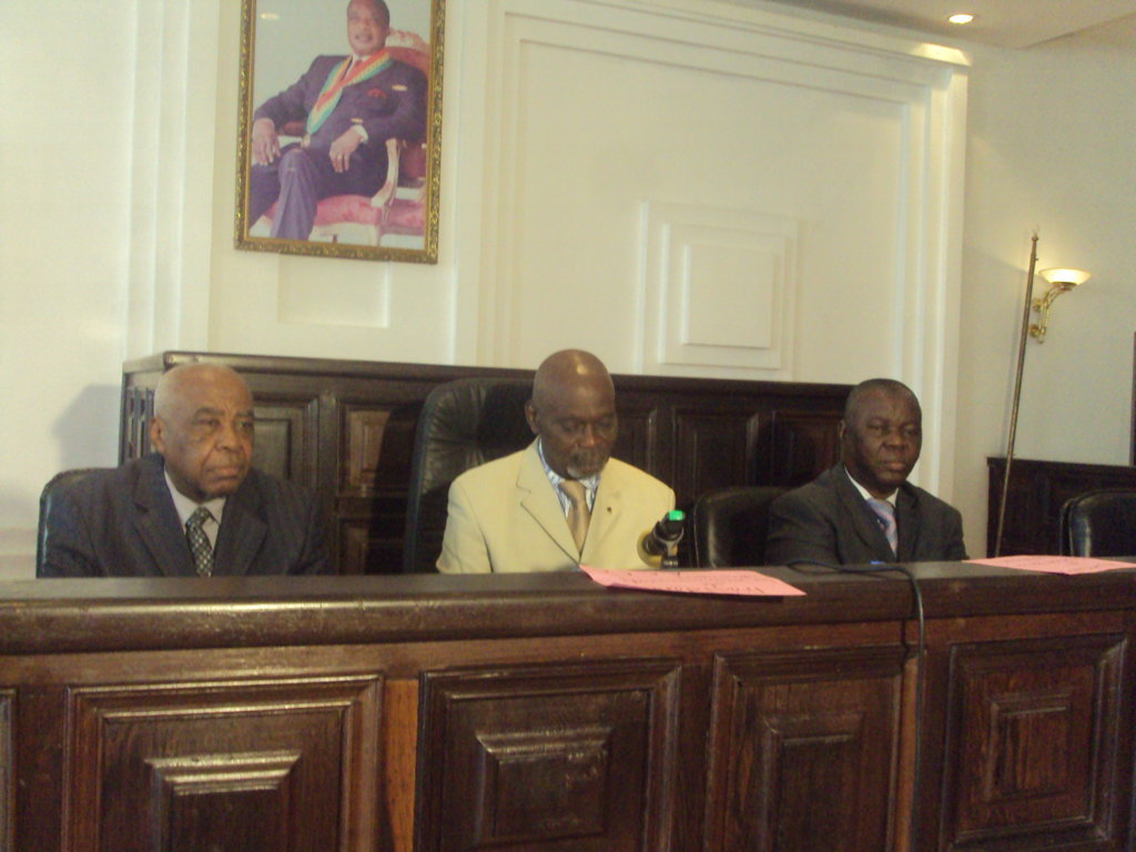 Claude Ernest Ndalla entouré de Vital Balla et du président de l’ACC