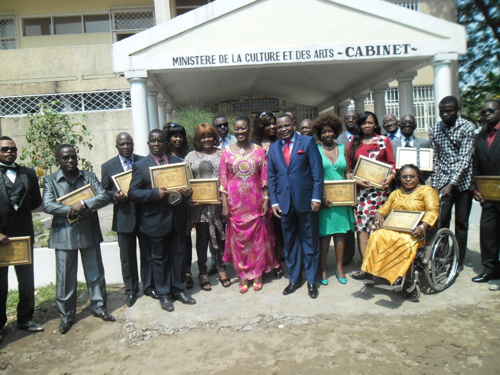 Photo de famille avec les artistes primés.