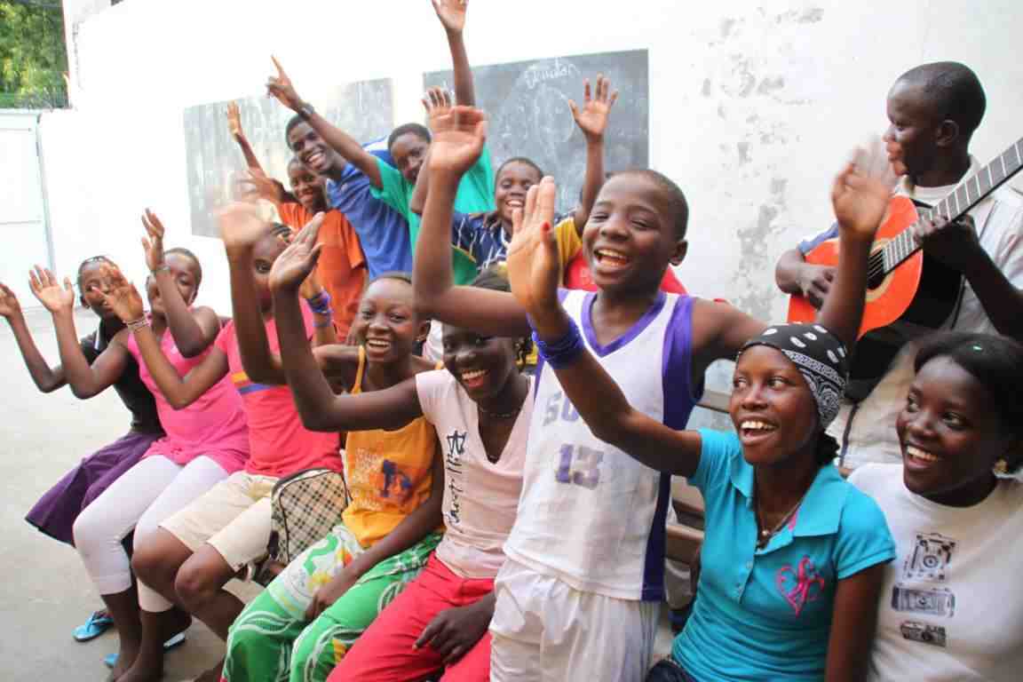 Les enfants exprimant leur joie d’apprendre la musique, Syssi Mananga (lauréate Tam-Tam d’or 2013), le projet Artistes en herbe