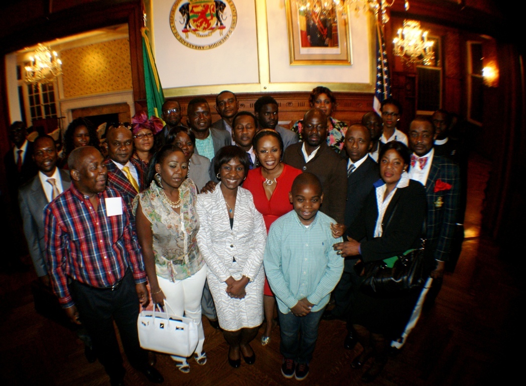 Edith ITOUA avec la diaspora congolaise dans les locaux de l'ambassade du Congo à Washington DC ©DR